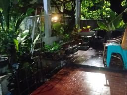 Melamun Di Emper Rumah