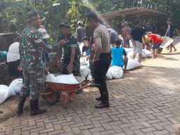 Banjir Terus Mengancam Tulungagung, Aparat Gotong Royong Pertebal Tanggul