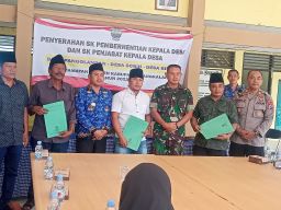 Lantik Penjabat Kepala Desa Pamolang, Binoh dan Sobih. Ini Harapan Camat Burneh