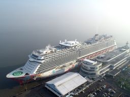 Kapal Pesiar Raksasa MS. Genting Dream Sandar di Pelabuhan Tanjung Perak