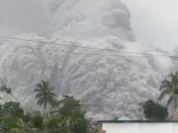 Erupsi Gunung Semeru Disertai Awan Panas, Wisatawan Diminta Menjauh