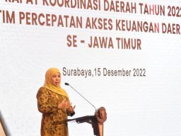 Gubernur Jawa Timur Khofifah Mengukuhkan 7 Tim Percepatan Akses Keuangan Daerah