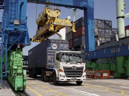 Terminal Peti Kemas Tetap Beroperasi Normal Saat Nataru