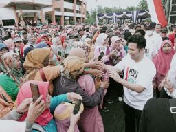 Emil Dardak Mlaku Bareng Ribuan Guru di Magetan