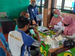 Polres Jember Lakukan Pemeriksaan Kesehatan dan Tes Urine Pengemudi Angkutan Umum