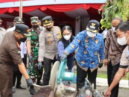 Forkopimda Bersama Polres Tulungagung Musnahkan Ribuan Botol Miras