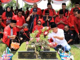 Ratusan Kader dan Simpatisan PDIP Jatim Ziarah ke Makam Pejuang Partai