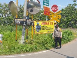 Polresta Mojokerto Pasang Peringatan Perlintasan KA Tanpa Palang Pintu