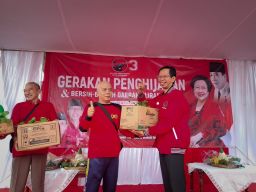 Rawat Kehidupan, PDIP Surabaya Tanam Pohon dan Bersih-Bersih Daerah Aliran Sungai