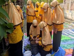 Belajar Kepedulian Kelola Sampah, Siswa SMP Muhammadiyah 1 Sidoarjo Dibawa ke Kampung Edukasi Sampah