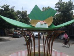 Tugu Pecel Bikin Kangen Sensasi Pecel Stasiun Kertosono