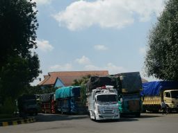 Menunggu Kapal, Antrian Truk Di Pelabuhan Tanjung Perak Hingga di Jalan Jakarta