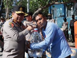 Pipa PDAM Bocor Diterjang Badai, Polda Jatim Kirim Air Mineral Untuk Warga Pulau Gili Ketapang