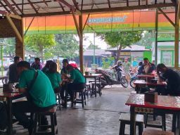 Dikerjai Yuniorku Yang Jadi Profesor