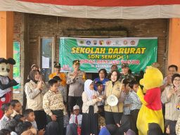 Sekolah Darurat Korban Banjir Bondowoso Dapatkan Trauma Healing