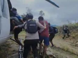 TNI-Polri Telah Evakuasi 5 Penumpang Pesawat Susi Air dan 15 Pekerja Bangunan yang Disandera KKB