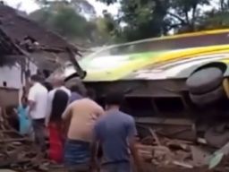 Bus Pariwisata Rombongan TK Dari Blitar Alami Kecelakaan Di Pasuruan