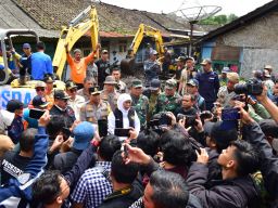 Gubernur Khofifah Kunjungi Lokasi Banjir Bandang Bondowoso Disambut Tangis Haru