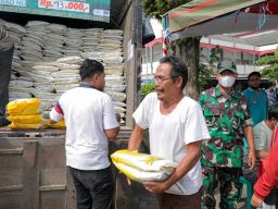 7 Ton Beras Terjual Dalam Operasi Pasar di Pasar Legi Kota Blitar