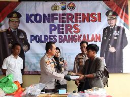 Polres Bangkalan Kembalikan Barang Bukti HP Korban Kejahatan TKP Masjid Blega
