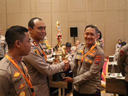 Anev Kamtibmas, Kapolres Malang Terima Penghargaan Dari Kapolda Jatim