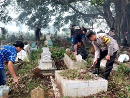 Polisi bersama TNI dan Masyarakat Laksanakan Gugur Gunung di TPU