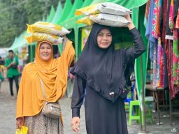 Dijual Dibawah HET, 16 Ton Beras Berkualitas Ludes Diborong Warga