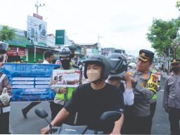 Kampanye Keselamatan Berkendara, Kapolres Nganjuk Bagikan Helm Gratis