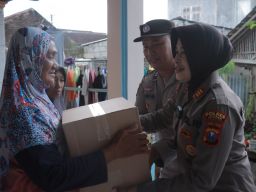 Polisi Kembali Berikan Bantuan Kepada Keluarga Aremania di Jember