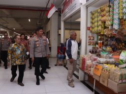 Disperindag Ngawi Bersama Aparat Kepolisian Cek Ketersediaan Bahan Pangan di Pasar Tradisional