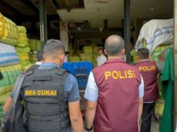 Bareskrim Bongkar Gudang Penyimpanan Pakaian Thrifting