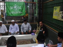 Anies Ziarah ke Makam KH Mas Alwi, Pencetus Nama NU di Surabaya