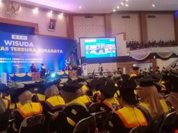 UT Surabaya Lepas 1.835 Wisudawan: Bergerak Serentak Maju Bersama Membangun Bangsa di Era Baru