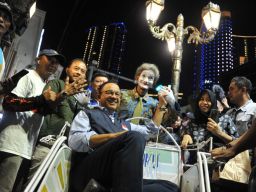 Pulang Kampung! Anies Malam Mingguan di Tunjungan Surabaya