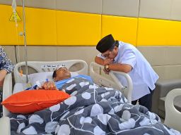 Penjabat Bupati Pidie Wahyudi Adisiswanto Menjenguk Penjabat Bupati Aceh Timur di Rumah Sakit