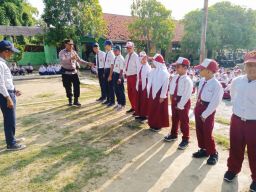 Police Go To School Datangi SMP 8 Sampang