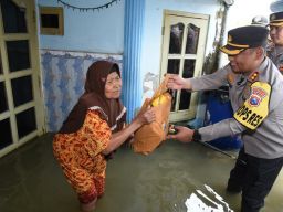 Pengobatan dan Bengkel Gratis Hingga Berbagi Sembako Bagi Warga Terdampak Banjir di Lamongan
