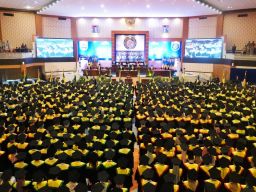 Gubernur Khofifah Optimis Lulusan Universitas Airlangga Siap dan Kuat Hadapi Tantangan Global