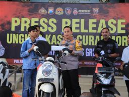 Terima Kasih Pak Polisi, Kapolres Gresik Kembalikan Sepeda Motor yang Hilang