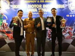 Bupati dan Dua Atlet Magetan Terima IMI Jatim Award 2023