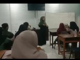 Ada Senyum Bahagia Dibalik Presentasi Mahasiswa Di Kelas Tadi!