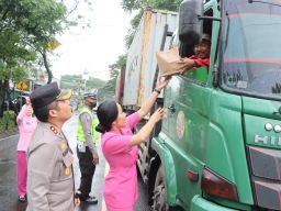 Kapolres Bersama Pengurus Cabang Bhayangkari Nganjuk Bagikan Takjil