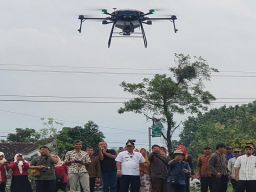 Petani Nganjuk Belajar Menggunakan Drone Untuk Pemupukan Sawah