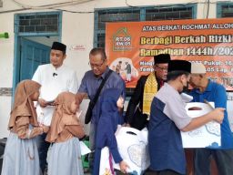 Ketua Fraksi PKS Surabaya Berbagi Bersama Warga Pakis