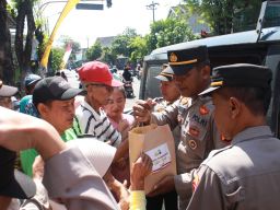 Bulan Ramadhan Polres Nganjuk Berbagi Berkah, Warga Tanjunganom Sumringah