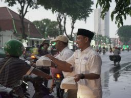 Bentuk Kepedulian Jurnalis, SMSI Jatim Bagikan Takjil Hingga Santunan Anak Yatim Di Bulan Ramadan