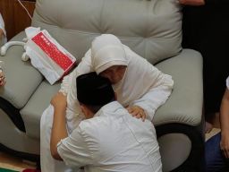 Penuh Haru, Anas Urbaningrum Sungkem Kepada Ibunda Di Blitar