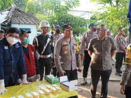 Test Urine Untuk Sopir Dan Kondektur Bus AKAP di Terminal Bus Anjuk Ladang menjelang Puncak  Mudik