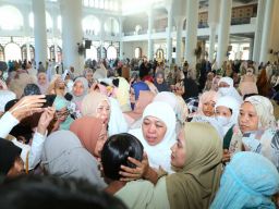 Gubernur Khofifah Jalan Kaki Tembus Kemacetan Sebelum Pelaksanaan Salat Idul Fitri