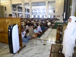Gubernur Khofifah shalat Ied bersama Keluarga di MAS